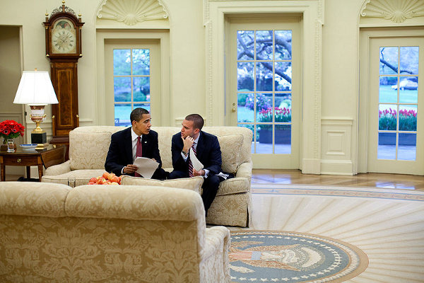 600px-Barack_Obama_and_Jon_Favreau_in_the_Oval_Office